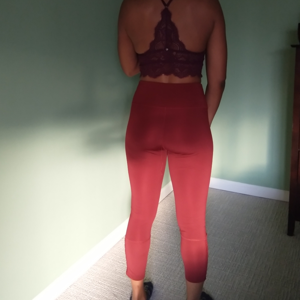 Women's wine colored Capri leggings - Picture 7 of 12
